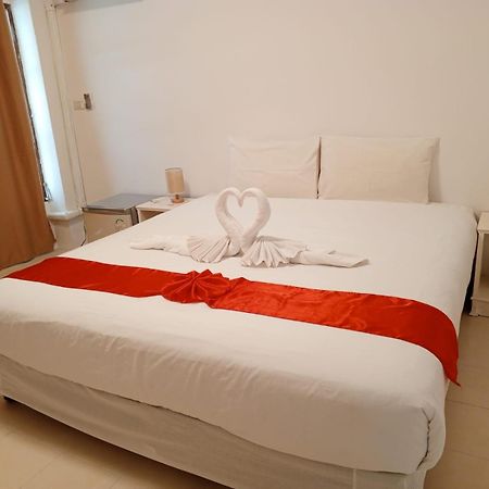 Holiday House Kata & Karon Phuket Hotel Exterior foto